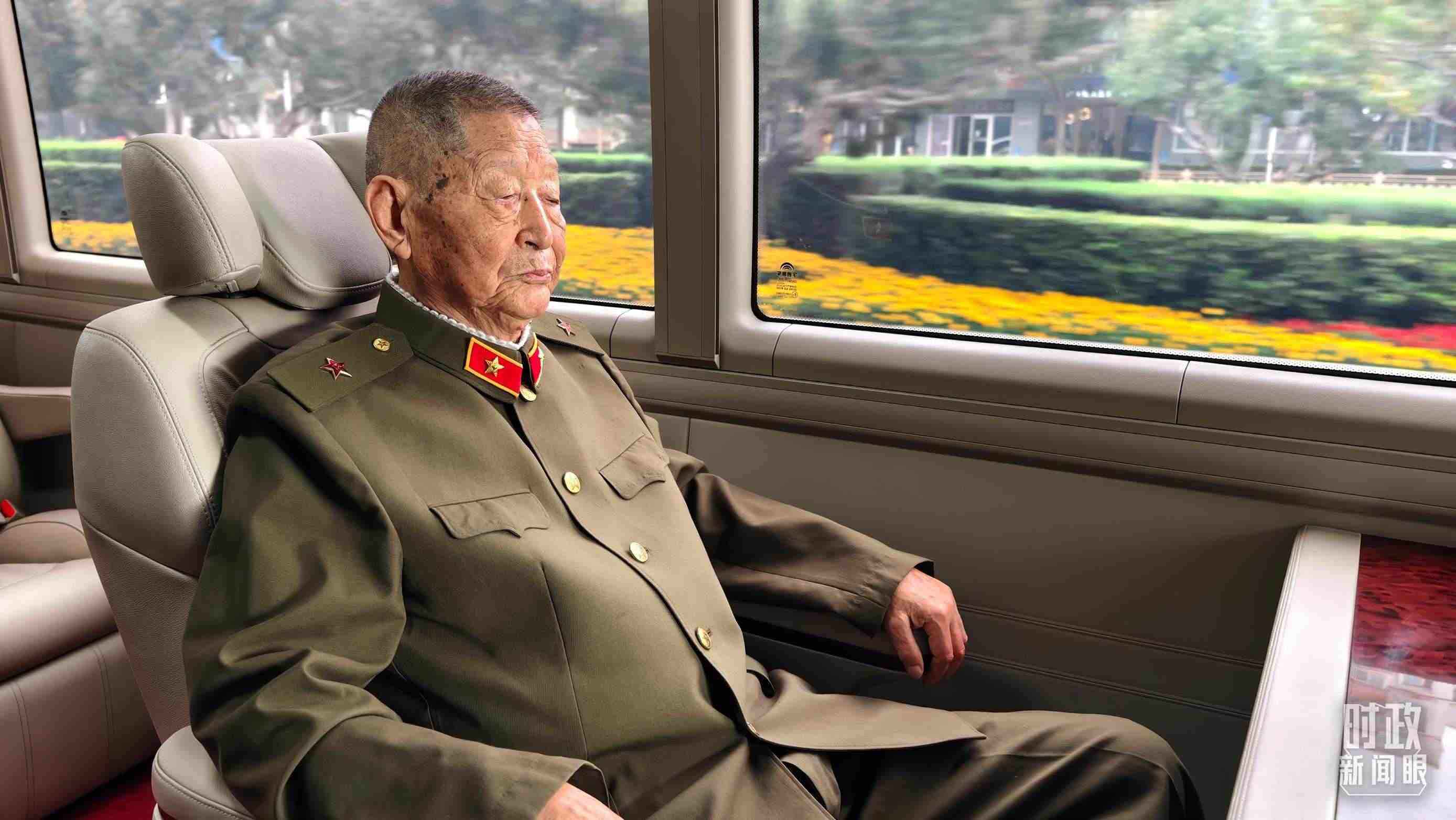 “共和國勛章”獲得者黃宗德乘坐禮賓車前往人民大會(huì)堂。（總臺(tái)央視記者胡瑋拍攝）