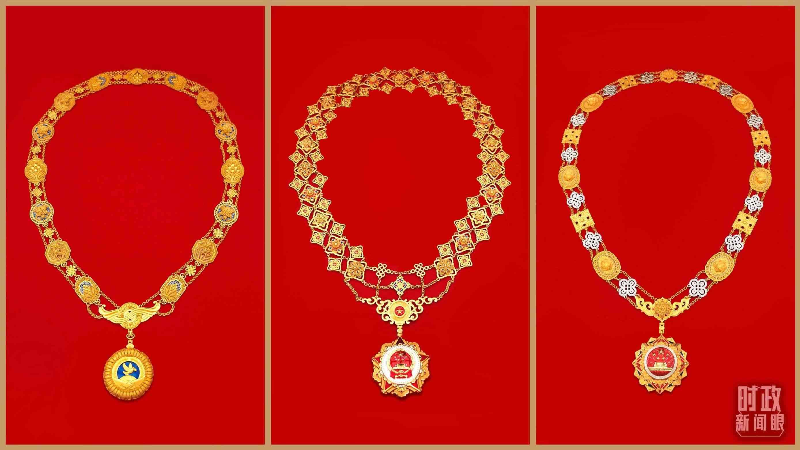“共和國勛章”（中）、“友誼勛章”（左）和國家榮譽(yù)稱號(hào)獎(jiǎng)?wù)拢ㄓ遥＃偱_(tái)央視記者郭鴻、鄂介甫拍攝）