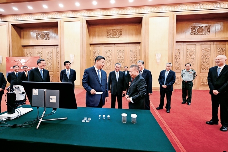 2024年9月23日，黨和國(guó)家領(lǐng)導(dǎo)人習(xí)近平、李強(qiáng)、趙樂(lè)際、王滬寧、蔡奇、丁薛祥、李希等在人民大會(huì)堂接見(jiàn)探月工程嫦娥六號(hào)任務(wù)參研參試人員代表并參觀月球樣品和探月工程成果展覽。這是習(xí)近平等參觀月球樣品和探月工程成果展覽。 新華社記者 謝環(huán)馳/攝