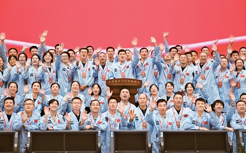 嫦娥六號完成了人類歷史上首次月球背面采樣，突破了多項關鍵技術，是我國建設航天強國、科技強國取得的又一標志性成果，是我國探月工程的重要里程碑。圖為2024年6月25日，嫦娥六號任務圓滿成功后，工作人員在北京航天飛行控制中心合影。 新華社記者 金良快/攝