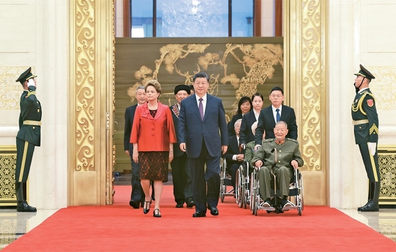 2024年9月29日，中華人民共和國(guó)國(guó)家勛章和國(guó)家榮譽(yù)稱號(hào)頒授儀式在北京人民大會(huì)堂金色大廳隆重舉行。中共中央總書(shū)記、國(guó)家主席、中央軍委主席習(xí)近平同國(guó)家勛章和國(guó)家榮譽(yù)稱號(hào)獲得者一同步入會(huì)場(chǎng)。 新華社記者 王曄/攝