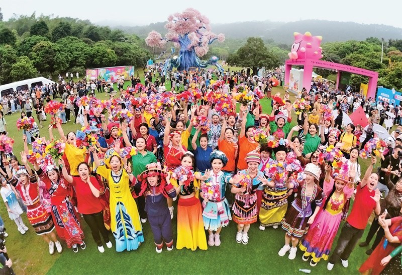 自2014年起，廣西持續(xù)舉辦“廣西三月三·八桂嘉年華”活動，各地民族民俗活動次第登臺，精彩紛呈，這個傳統(tǒng)民族節(jié)慶已演變?yōu)楦髯迦嗣窆蚕砉矘返墓?jié)日盛會和知名文化旅游品牌。圖為2024年4月11日在南寧市拍攝的活動主會場。 新華社記者 周華/攝