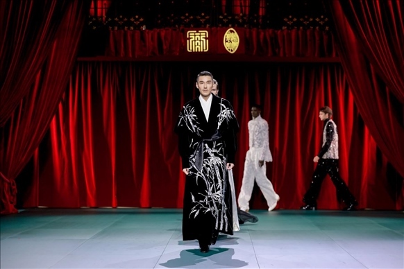 9月28日，模特在法國(guó)巴黎舉行的“2024巴黎·恭王府服飾秀”上展示服裝（主辦方供圖）