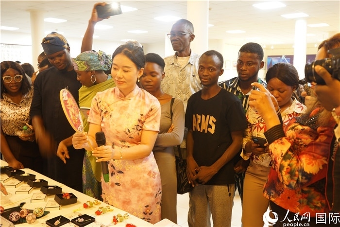 向尼日利亞觀眾介紹中國刺繡。人民網(wǎng)記者 姜宣攝