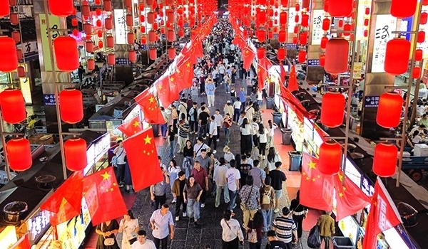 國慶臨近，河南省洛陽市老城歷史文化街區(qū)裝扮一新，國旗招展，處處洋溢著濃厚的國慶節(jié)日氛圍。來源：人民圖片網(wǎng)