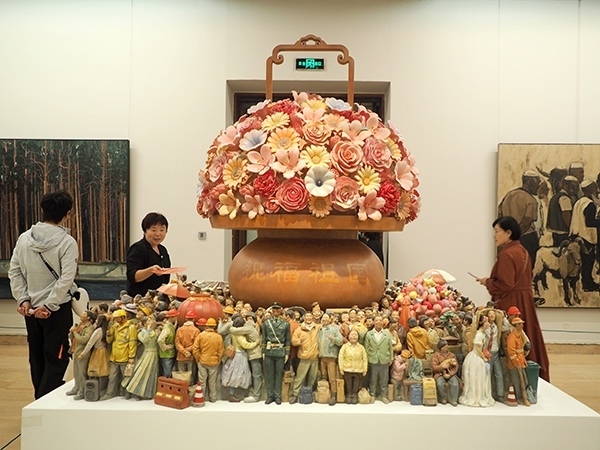 2024年9月28日，觀眾在中國美術(shù)館參觀“慶祝中華人民共和國成立75周年——第十四屆全國美術(shù)作品展覽進(jìn)京作品展”。杜建坡攝。來源：人民圖片網(wǎng)