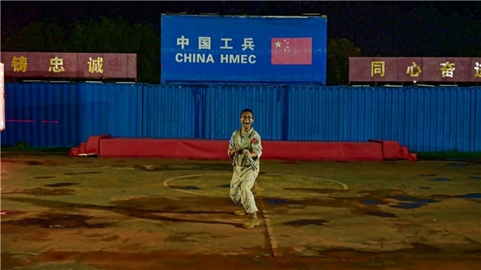 官兵帶來精彩的雙節(jié)棍表演。馬騫攝