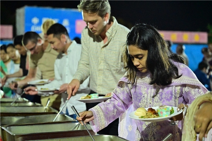 外國友人品嘗中國美食。馬騫攝