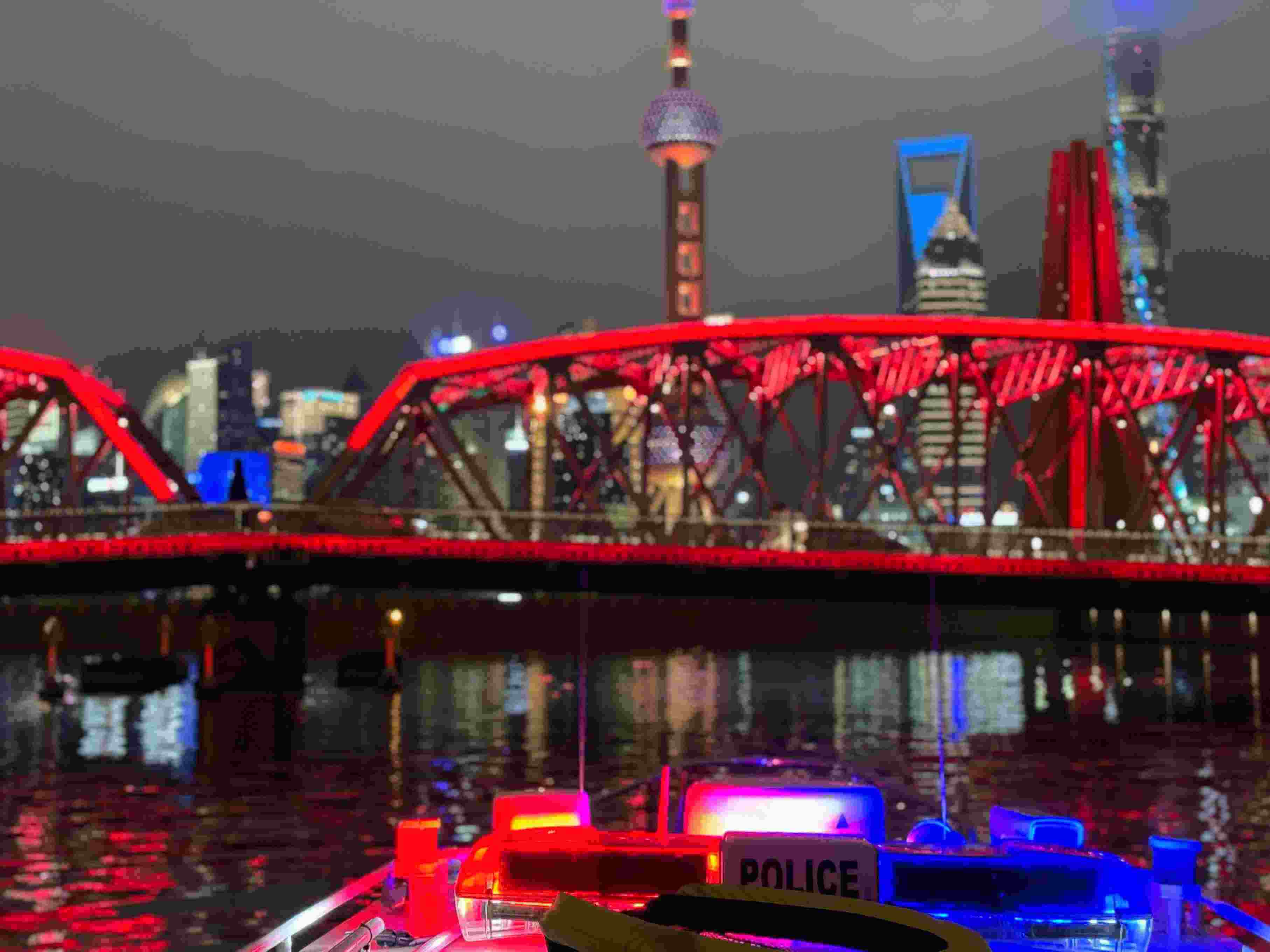 公安艇夜間巡邏。人民網(wǎng)記者 郝萍攝