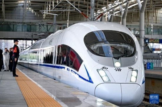 10月1日，由銀川開往惠農(nóng)的C8218次列車從銀川站駛出。