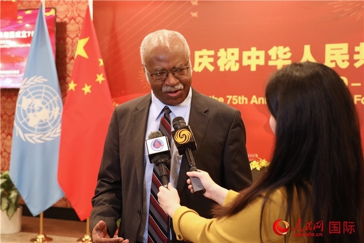 聯(lián)大主席菲勒蒙在招待會現(xiàn)場接受媒體采訪，他向中國政府和人民致以節(jié)日祝賀，表示中國的發(fā)展成就令人驚嘆。人民網(wǎng)記者 李志偉攝