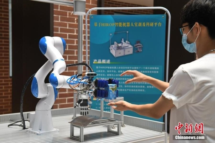  資料圖：高校為學(xué)生打造先進(jìn)科研平臺。中新社記者 陳楚紅 攝