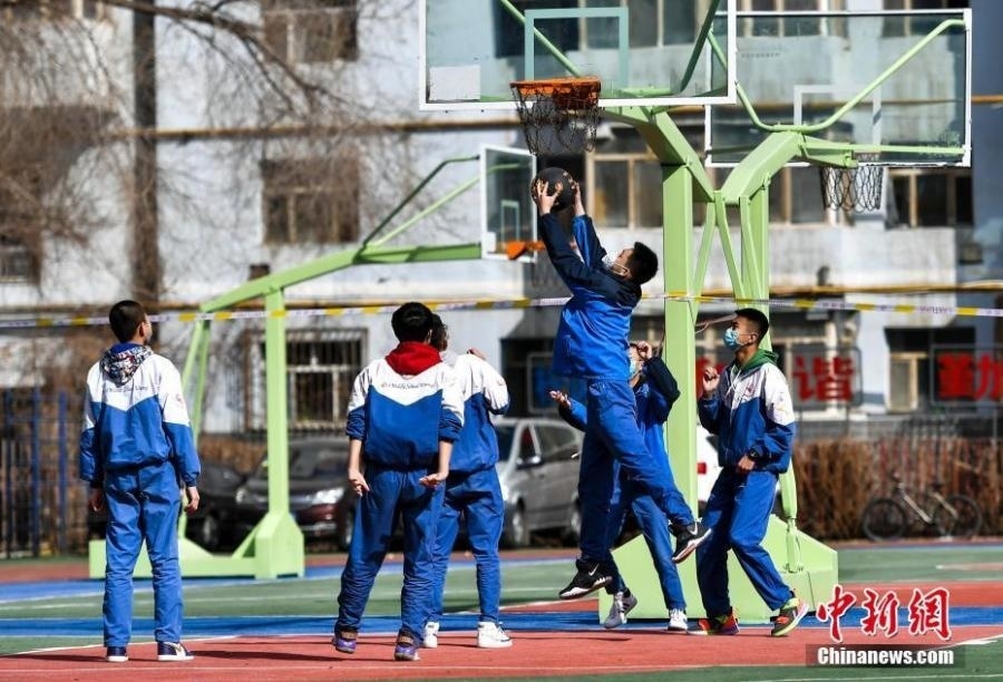 資料圖：初中生在課間休息時打籃球。中新社記者 劉新 攝