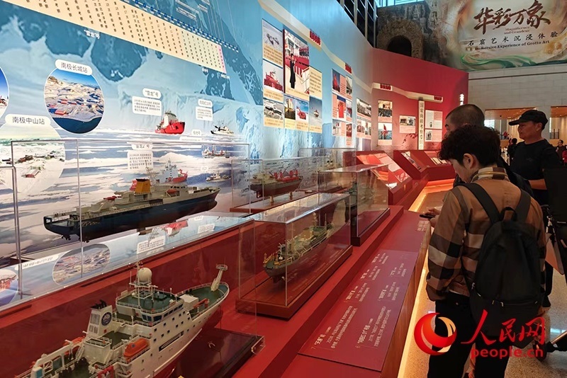 觀眾正在參觀中國極地考察40周年成就展。人民網(wǎng)記者 韋衍行攝