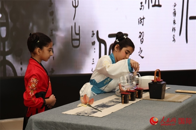 富查伊拉當(dāng)?shù)貙W(xué)校學(xué)生表演茶藝。人民網(wǎng)記者任皓宇攝