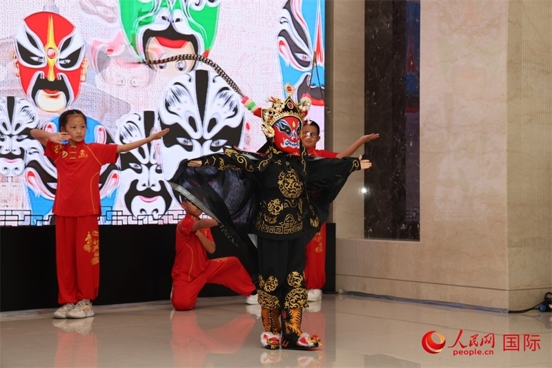 迪拜中國學(xué)校學(xué)生表演變臉。人民網(wǎng)記者任皓宇攝