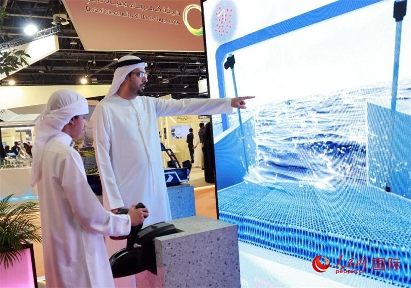 一名兒童在模擬操作船舶，撿拾海洋垃圾。人民網(wǎng)記者管克江攝