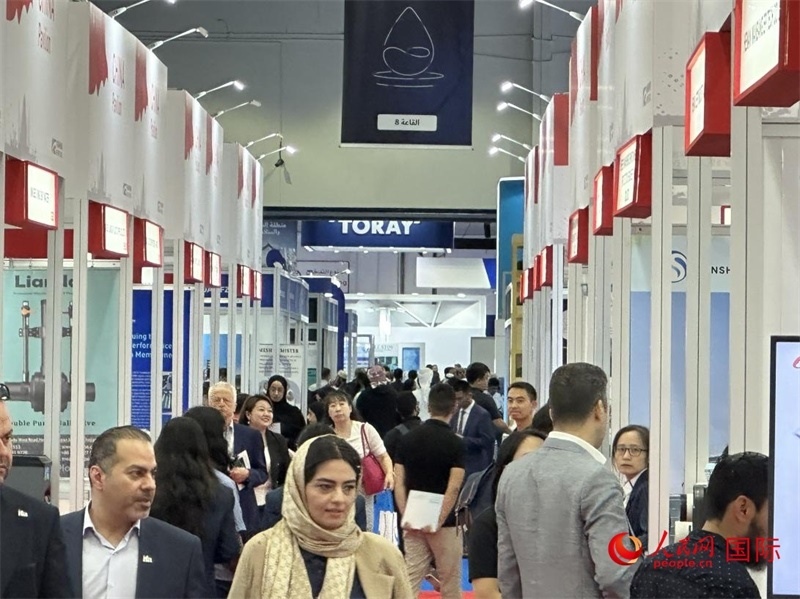 中國館前人頭攢動。人民網(wǎng)記者管克江攝