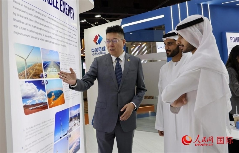 中國電建中東北非區(qū)域總部負責人向觀眾介紹公司承建的可再生能源項目。人民網(wǎng)記者 管克江攝