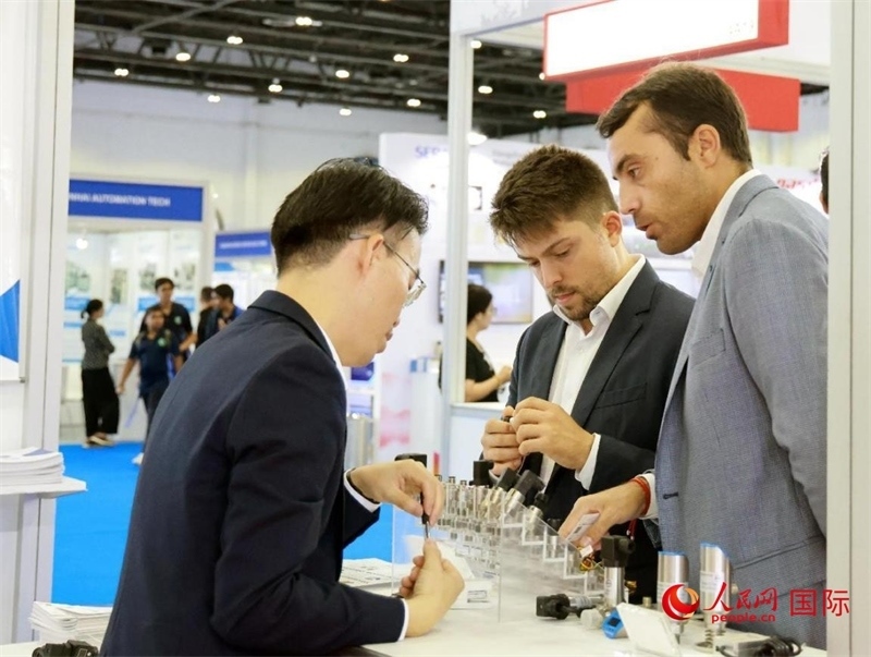 中外展商交流。人民網(wǎng)記者管克江攝