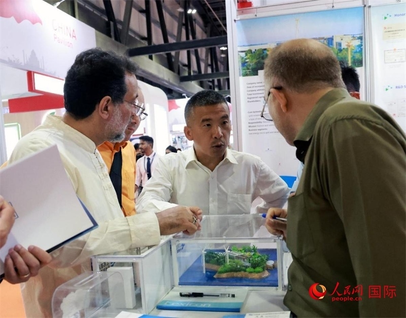 中企推出的綠色能源海水淡化系統(tǒng)吸引了參展商關(guān)注。人民網(wǎng)記者管克江攝