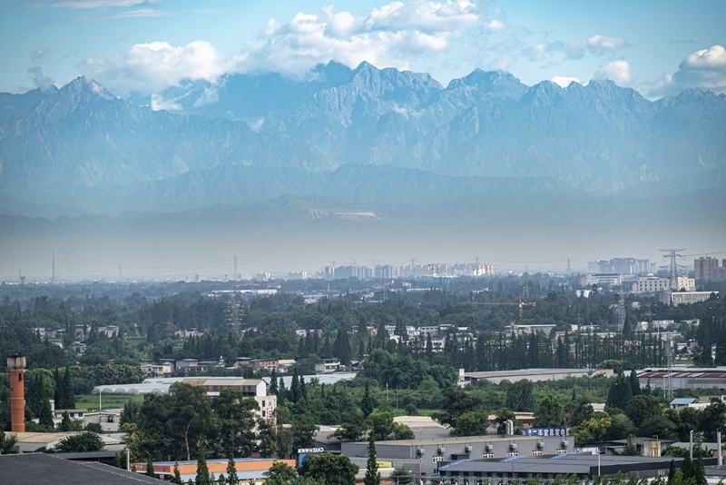 2024年7月1日，成都天氣晴好，遠(yuǎn)處雪山清晰可見(jiàn)。