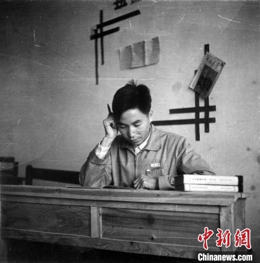 大學時期，龍樂豪在教室自習。(中國運載火箭技術研究院供圖)