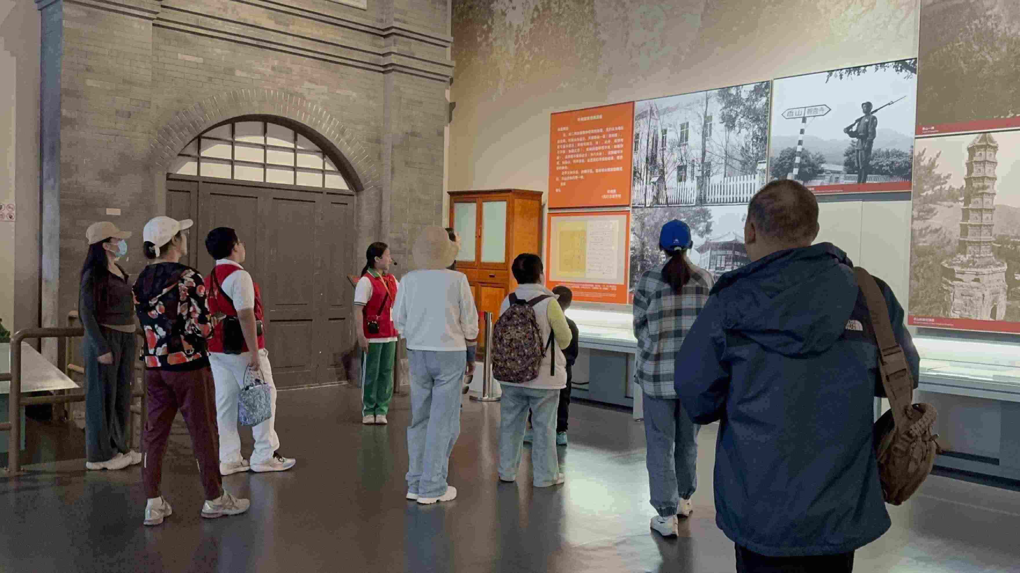 10月4日，北京香山革命紀(jì)念館內(nèi)，一名“紅領(lǐng)巾志愿者”正在為參觀者講解。人民網(wǎng)記者 劉微攝