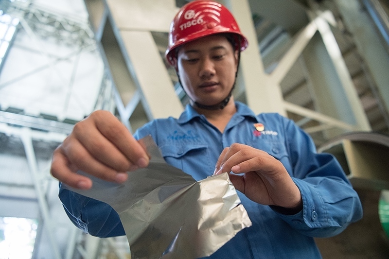 2018年8月8日，山西省太原市，太鋼不銹鋼精密帶鋼有限公司工作人員用手撕開不銹鋼。