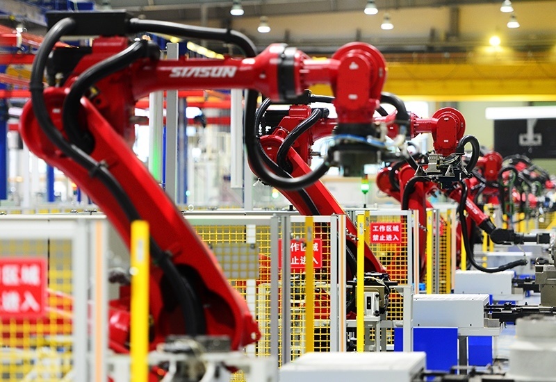 2019年11月22日，沈陽，一家數(shù)字化智能工廠內(nèi)，名為SR210的機(jī)器人正在自主地抓取各種零部件，快速組裝稍小的工業(yè)機(jī)器人。