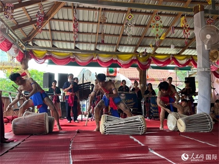 泰國(guó)藝術(shù)團(tuán)體給游客表演當(dāng)?shù)貍鹘y(tǒng)舞蹈。人民網(wǎng)記者 簡(jiǎn)承淵攝