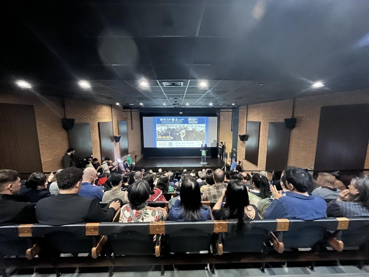 當?shù)貢r間10月3日晚，由巴西圣保羅州立大學孔子學院舉辦的第九屆圣保羅中國電影展在圣保羅文化中心拉開帷幕。巴西圣保羅州立大學孔子學院供圖