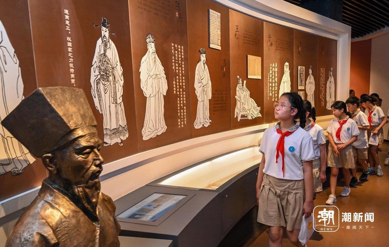 來自杭州市政苑小學(xué)的學(xué)生走進(jìn)浙江省檔案館“大寫浙江人”展廳，近距離“觸摸”歷史、走進(jìn)榜樣、聆聽故事，激發(fā)愛黨愛國愛家熱情。記者 董旭明 攝