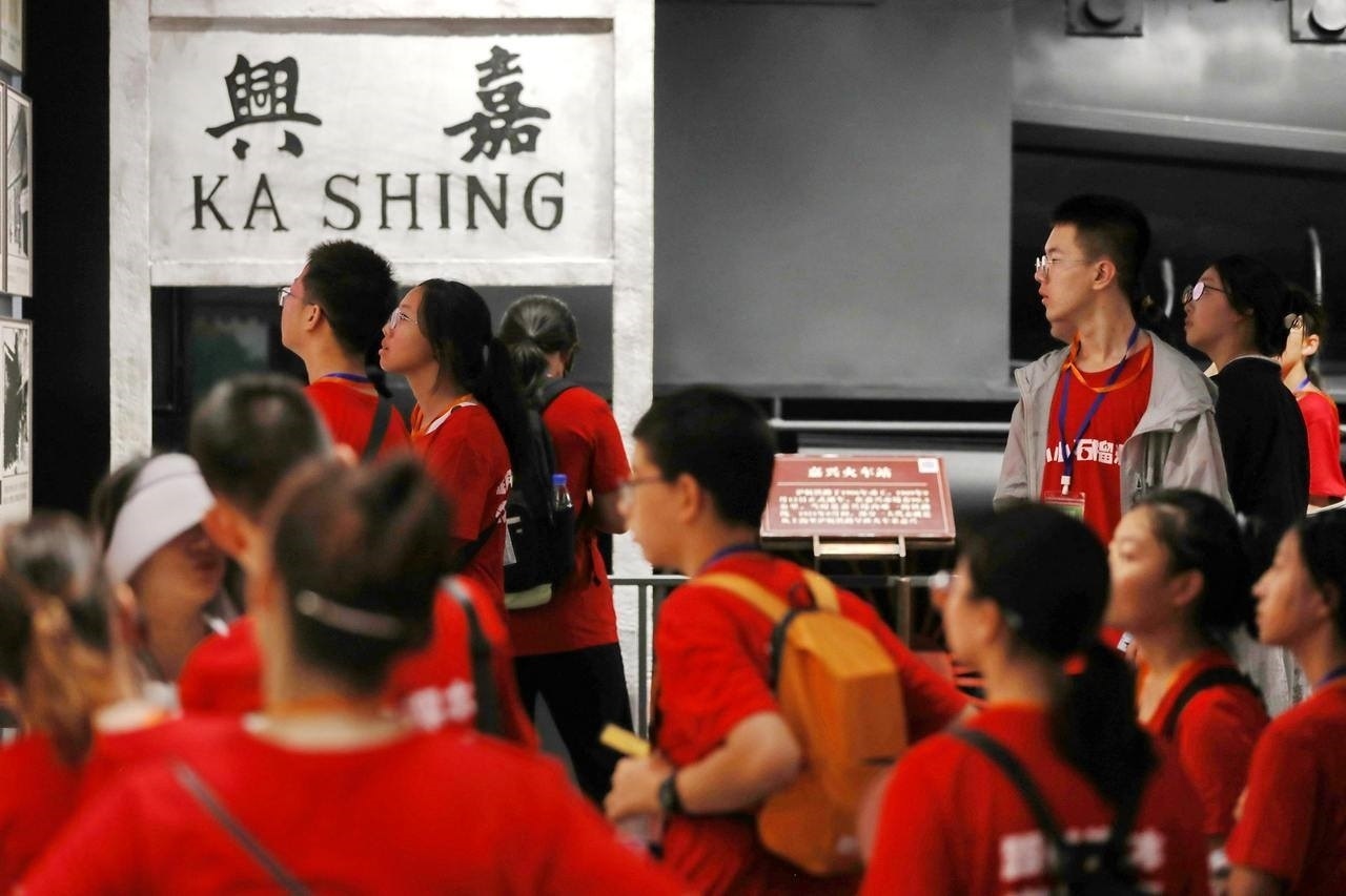 青少年參觀嘉興市南湖革命紀(jì)念館。拍友 金鵬 攝