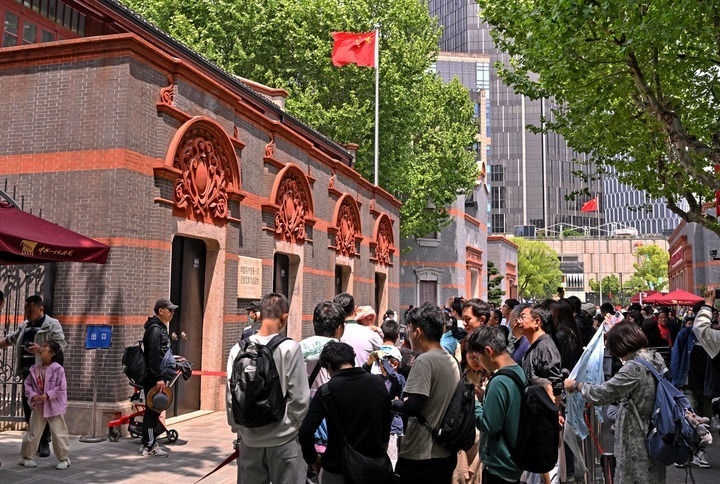 2024年5月3日，游客在位于上海的中共一大會址前參觀。新華社記者 劉穎 攝