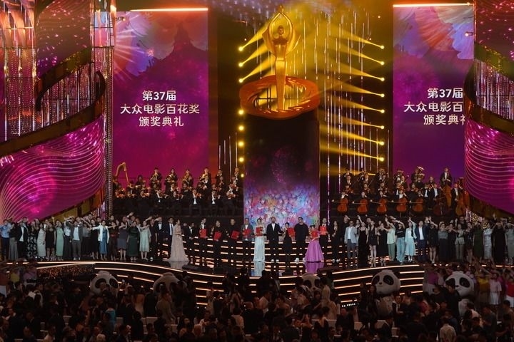 2024年8月4日，在四川成都，第37屆大眾電影百花獎獲獎者和大眾評審在舞臺上合影。新華社記者 唐文豪 攝