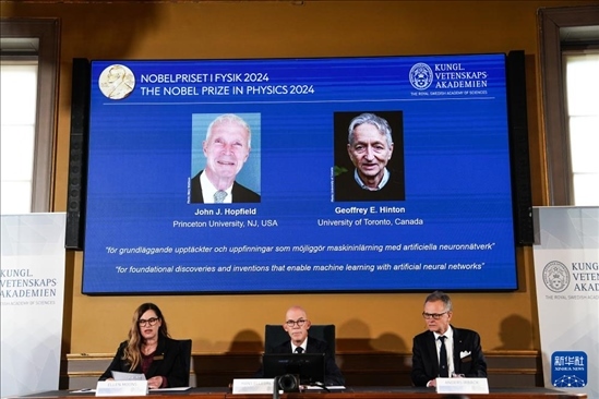 10月8日，在瑞典斯德哥爾摩舉行的2024年諾貝爾物理學(xué)獎公布現(xiàn)場，屏幕顯示獎項得主美國普林斯頓大學(xué)的約翰·霍普菲爾德和加拿大多倫多大學(xué)的杰弗里·欣頓。新華社記者 彭子洋 攝
