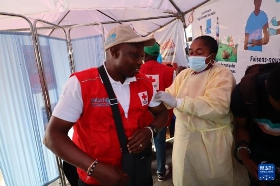 10月5日，在剛果（金）北基伍省首府戈馬市一座醫(yī)院內(nèi)，醫(yī)護(hù)人員為一名聯(lián)合國(guó)兒童基金會(huì)工作人員接種猴痘疫苗。新華社發(fā)（阿蘭·烏亞卡尼攝）