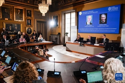 10月8日，在瑞典斯德哥爾摩舉行的2024年諾貝爾物理學(xué)獎公布現(xiàn)場，屏幕顯示獎項得主美國普林斯頓大學(xué)的約翰·霍普菲爾德和加拿大多倫多大學(xué)的杰弗里·欣頓。新華社記者 彭子洋 攝