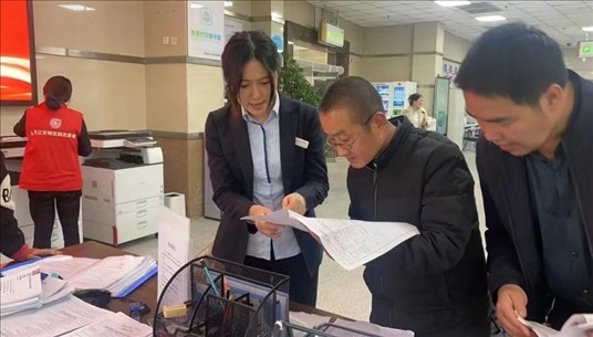 四川省成都市溫江區(qū)市場監(jiān)管局工作人員為群眾提供幫辦服務(wù)。圖片來源：人民網(wǎng)四川頻道