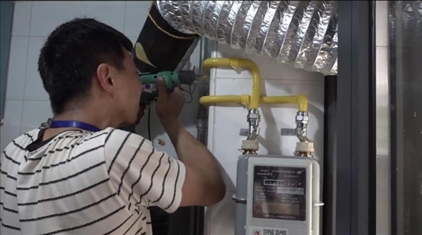 北京市石景山區(qū)工作人員上門安裝燃氣管道。圖片來源：北京市石景山區(qū)委組織部