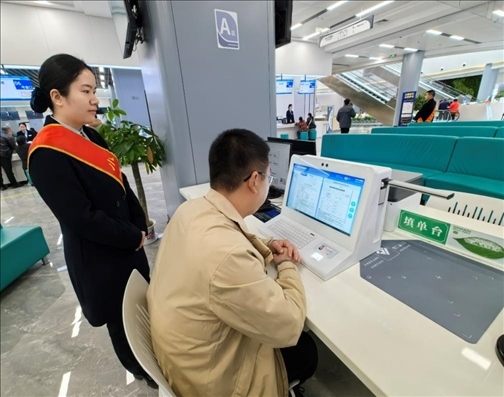 湖北省赤壁市市民在辦事人員的指導(dǎo)下填寫相關(guān)信息。圖片來源：人民網(wǎng)湖北頻道