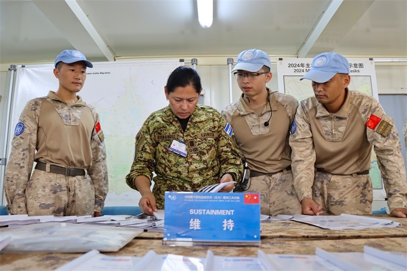 圖2-評(píng)估組對(duì)分隊(duì)軟件進(jìn)行檢查（馬騫攝）