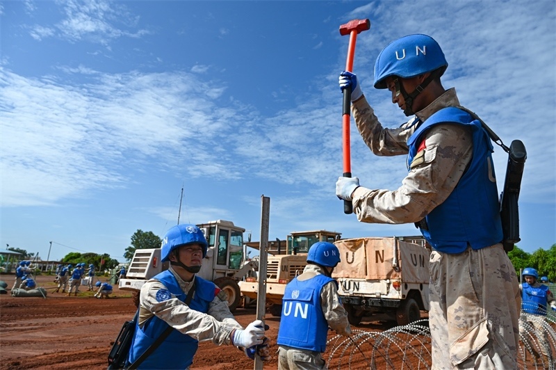 圖3-進(jìn)行臨時(shí)宿營(yíng)地構(gòu)筑（孫千攝）