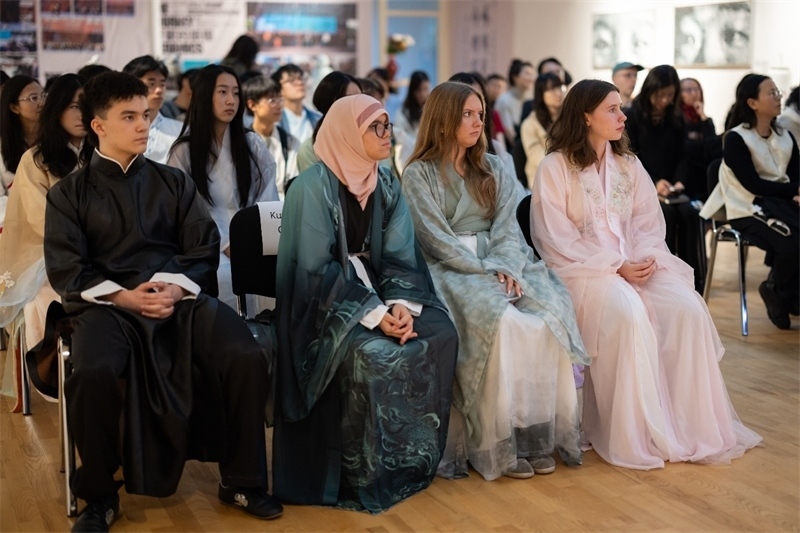 參加《時光流韻·中國戲劇藝術(shù)服飾展》的中國文化愛好者。 斯德哥爾摩中國文化中心供圖