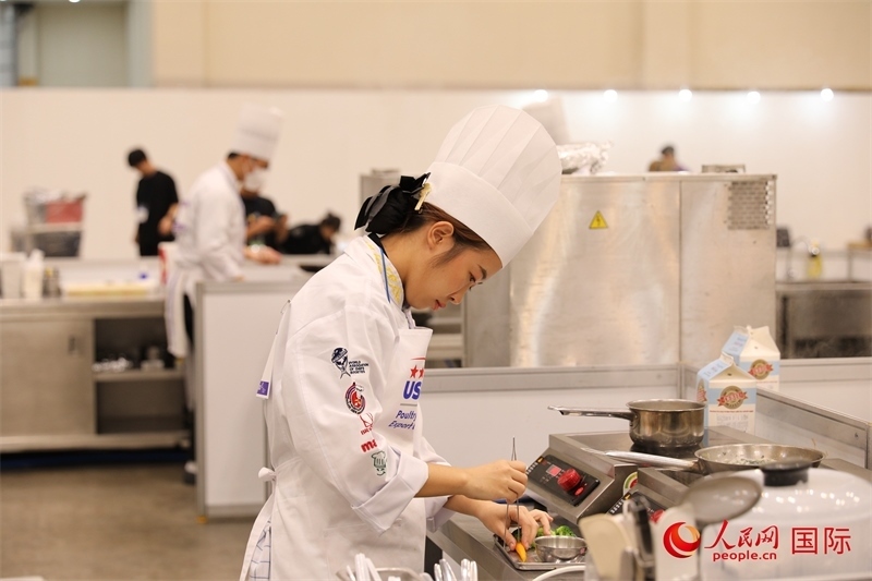 當?shù)貢r間10月5日，廚師在第21屆釜山國際美食博覽會上展示廚藝。人民網(wǎng)記者 莽九晨攝