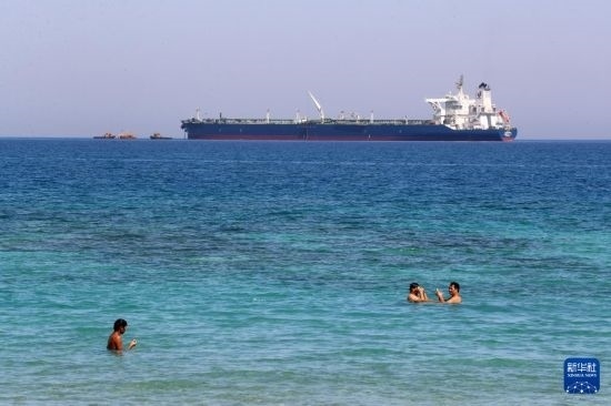 這是10月8日在埃及蘇伊士灣拍攝的行駛中的船只。新華社記者 隋先凱 攝