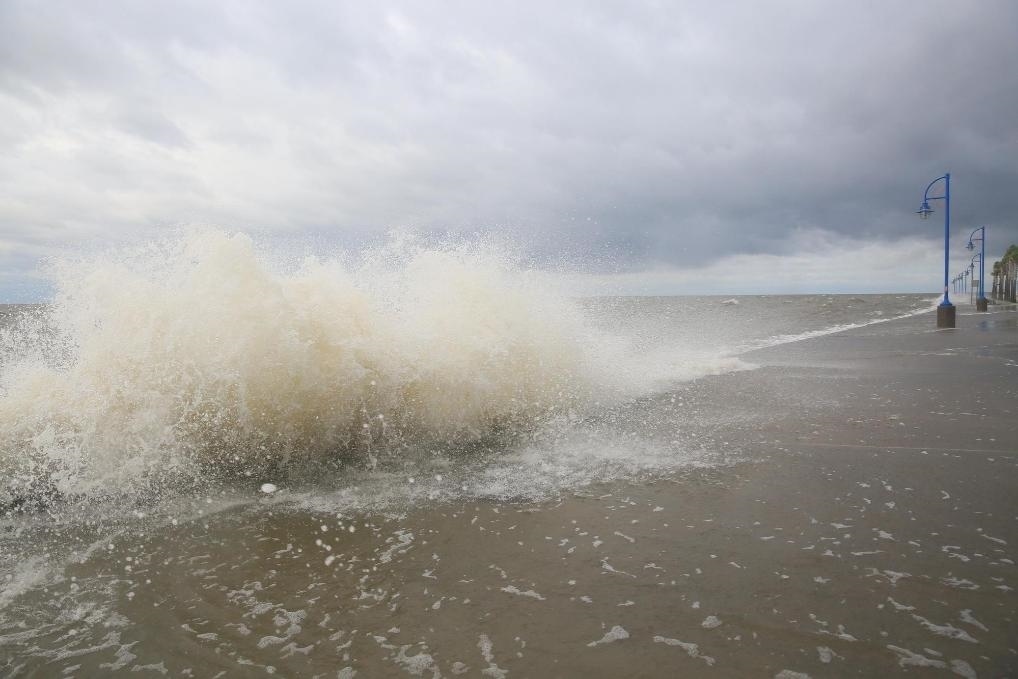 2020年9月15日，受颶風“薩莉”影響，美國路易斯安那州新奧爾良的龐恰特雷恩湖巨浪拍岸。新華社發(fā)（魏蘭攝）