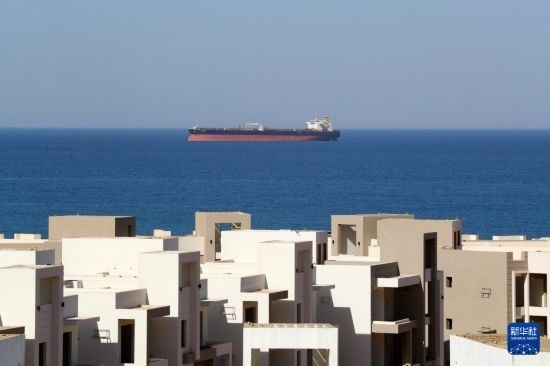 這是10月8日在埃及蘇伊士灣拍攝的行駛中的船只。新華社記者 隋先凱 攝