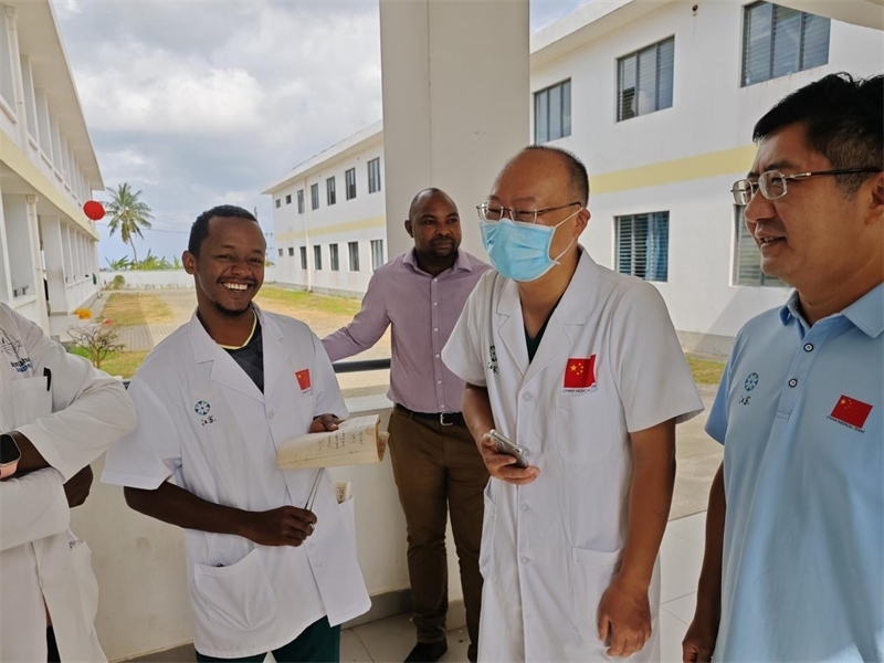 中桑醫(yī)護(hù)人員合作愉快。中國援桑醫(yī)療隊 供圖